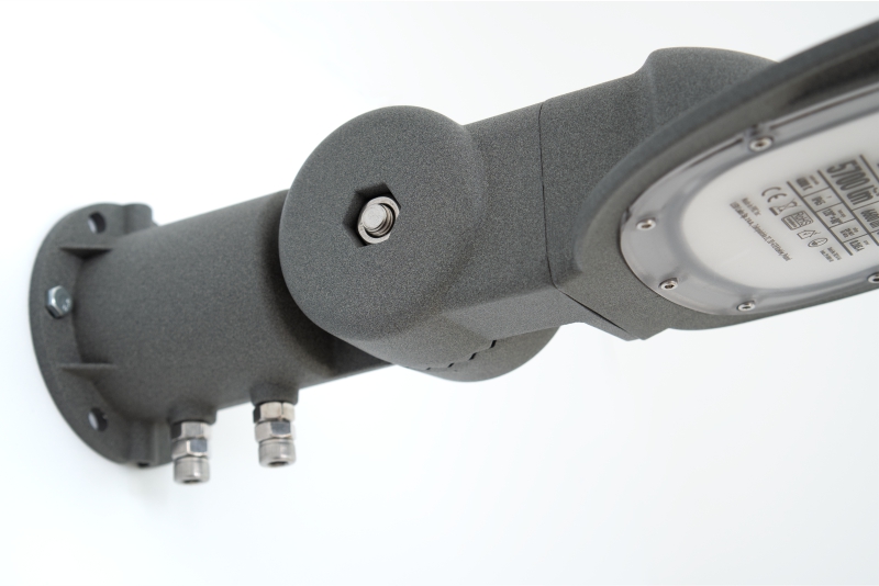 Montážní otvory zakryté krytem